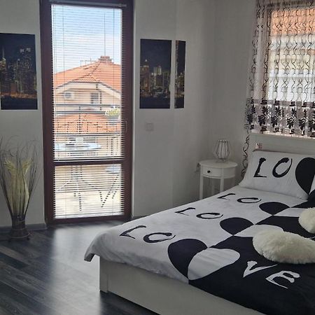 Black And White Apartment Karlovo Exterior photo