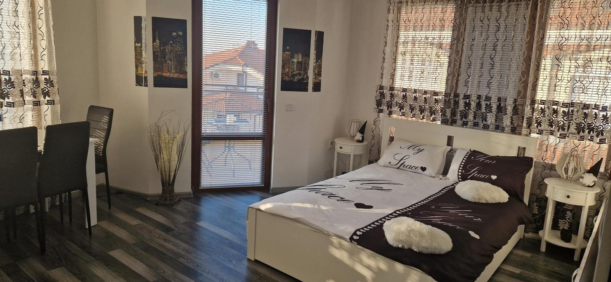 Black And White Apartment Karlovo Exterior photo