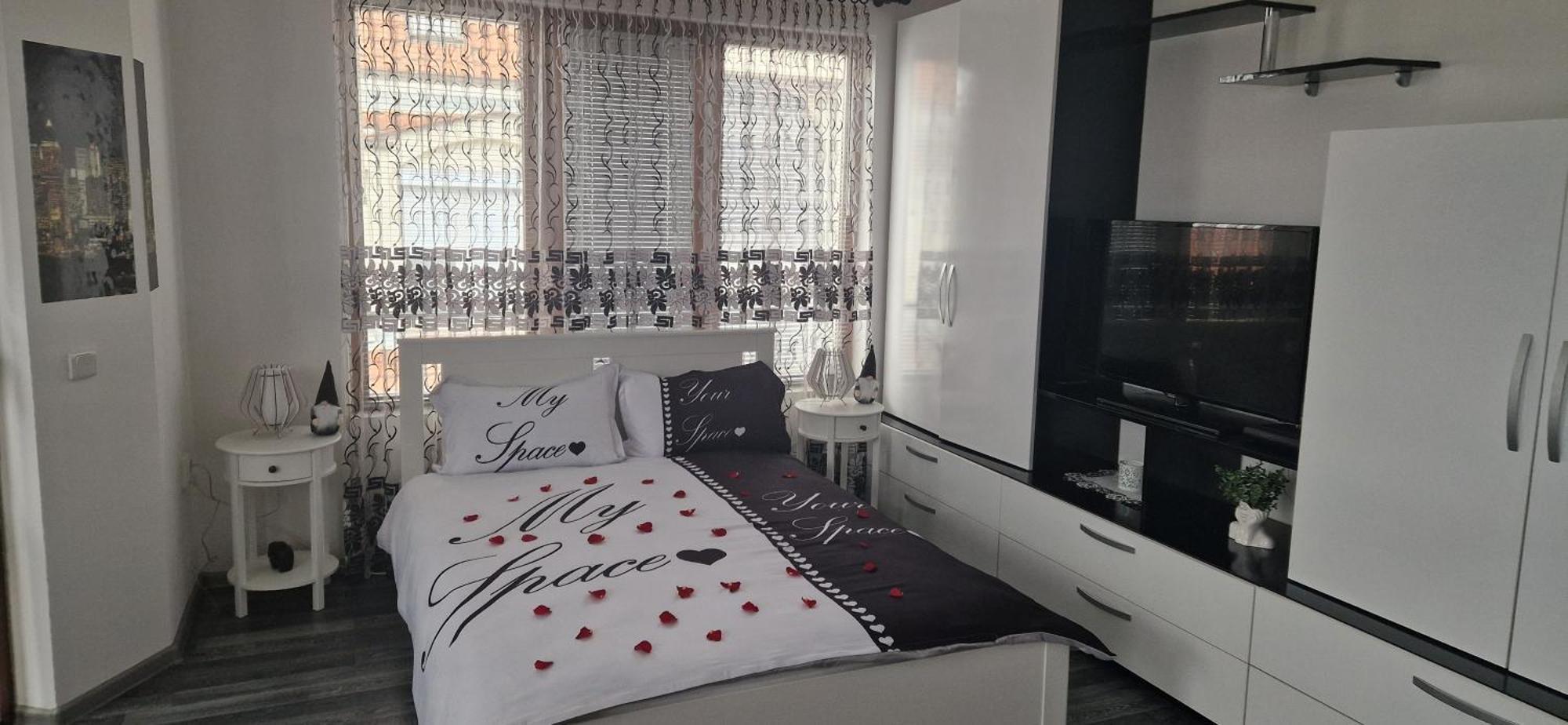 Black And White Apartment Karlovo Exterior photo